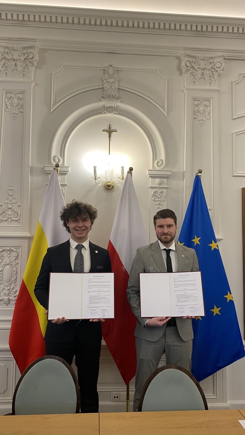 <p>Patryk Maziarz, przewodniczący Młodzieżowej Rady Wrocławia, i Michał Nowak, przewodniczący Młodzieżowej Rady Jeleniej G&oacute;ry&nbsp;</p>