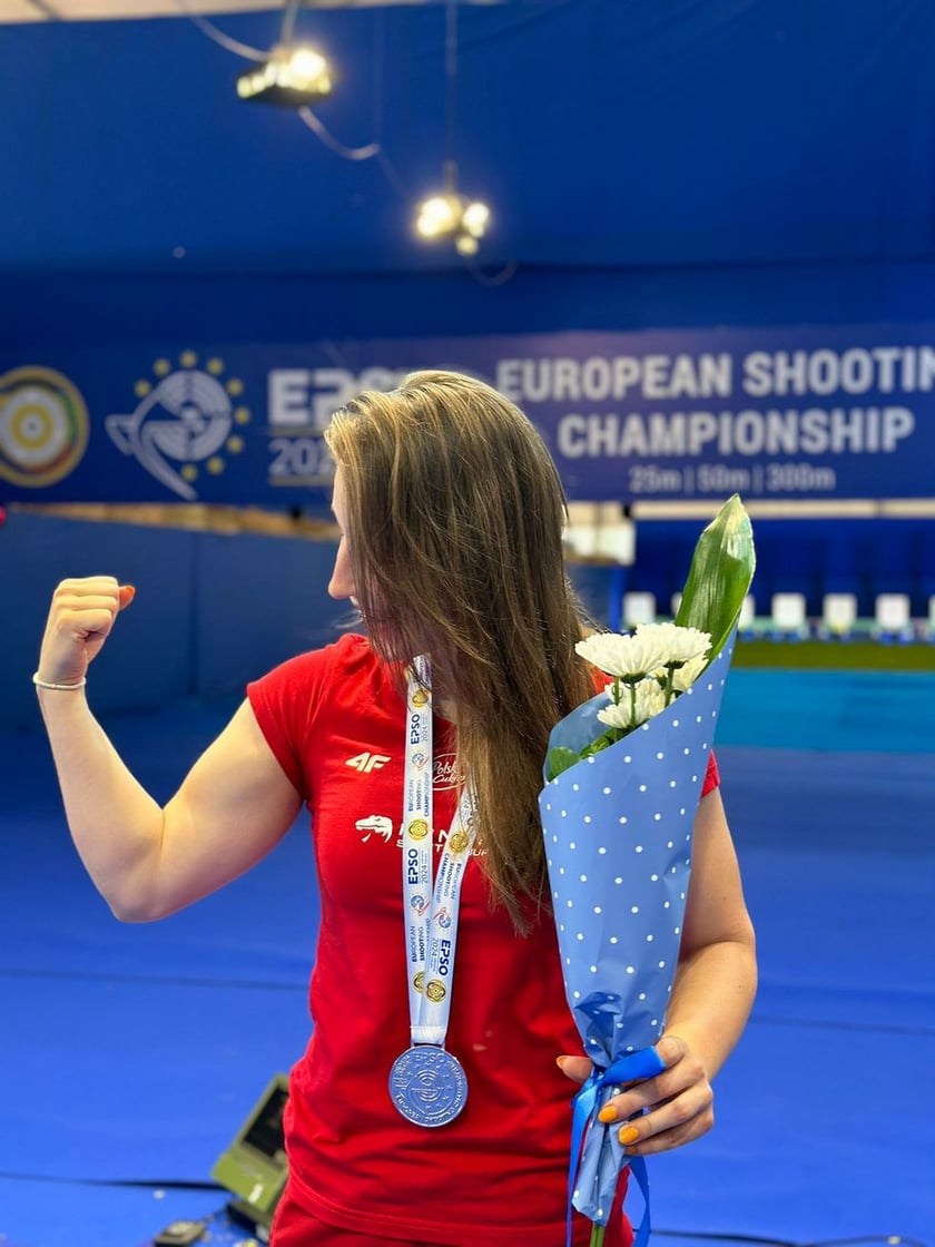 W kwalifikacjach konkurencji karabin 3x20 strzałów zawodniczka WKS Śląsk Wrocław uzyskała wynik 590 punktów, a w finale wywalczyła srebrny medal (460,8 pkt), przegrywając jedynie ze Szwajcarką Chiarą Leone (463,5 pkt).