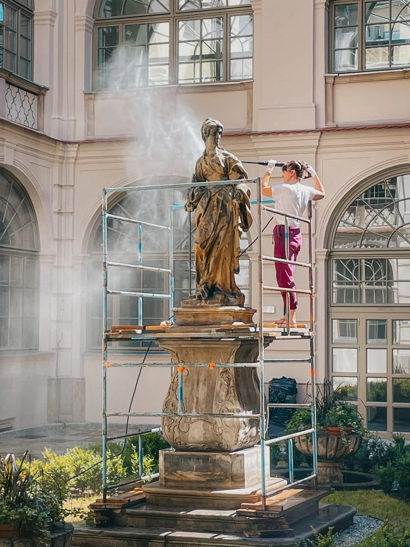 <p>Figura z dziedzińca przy Kuźniczej 35 podczas wrześniowej renowacji.</p>