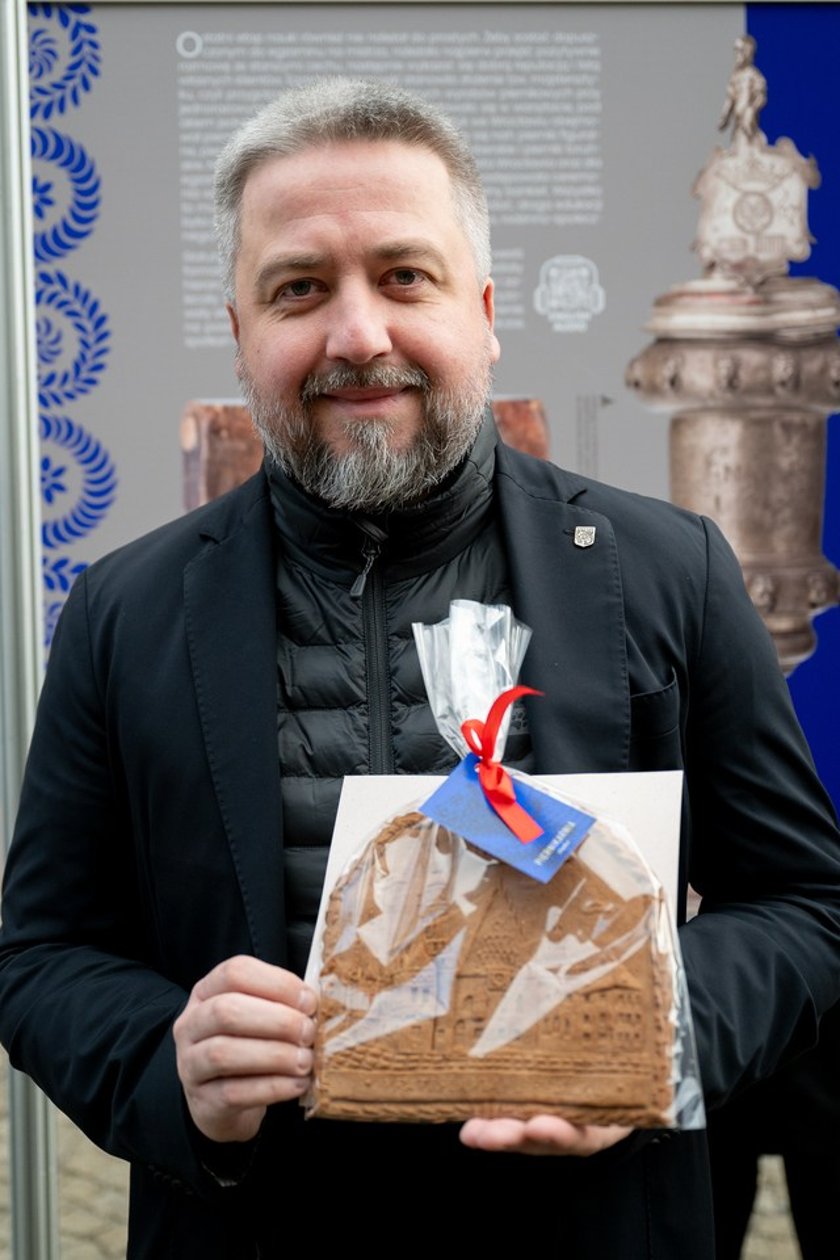 <p>Radosław Michalski z Piernikiem Miejskim</p>