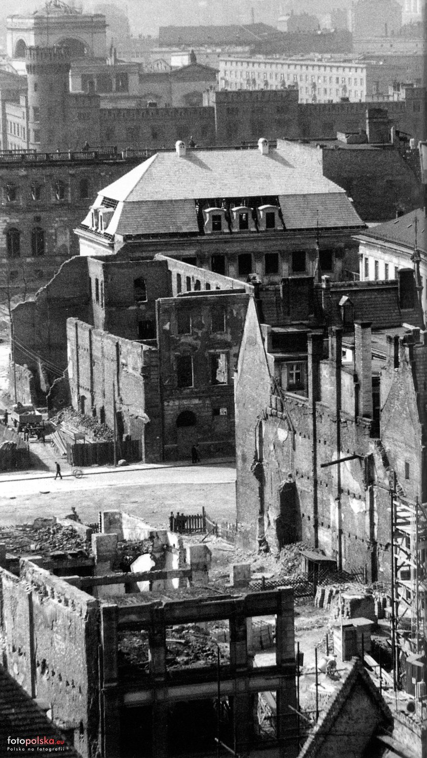 Widok z wieży Ratusza w stronę Zaułka Zamkowego i ulicy Kazimierza Wielkiego. Zamek Królewski w trakcie odbudowy choć jego południowa część, widoczna w tle oraz gmach Śląskiego Muzeum Sztuk Pięknych (którego dach widać na dalszym planie) zostały wkrótce wyburzone. Rok 1962. Zdjęcie archiwalne