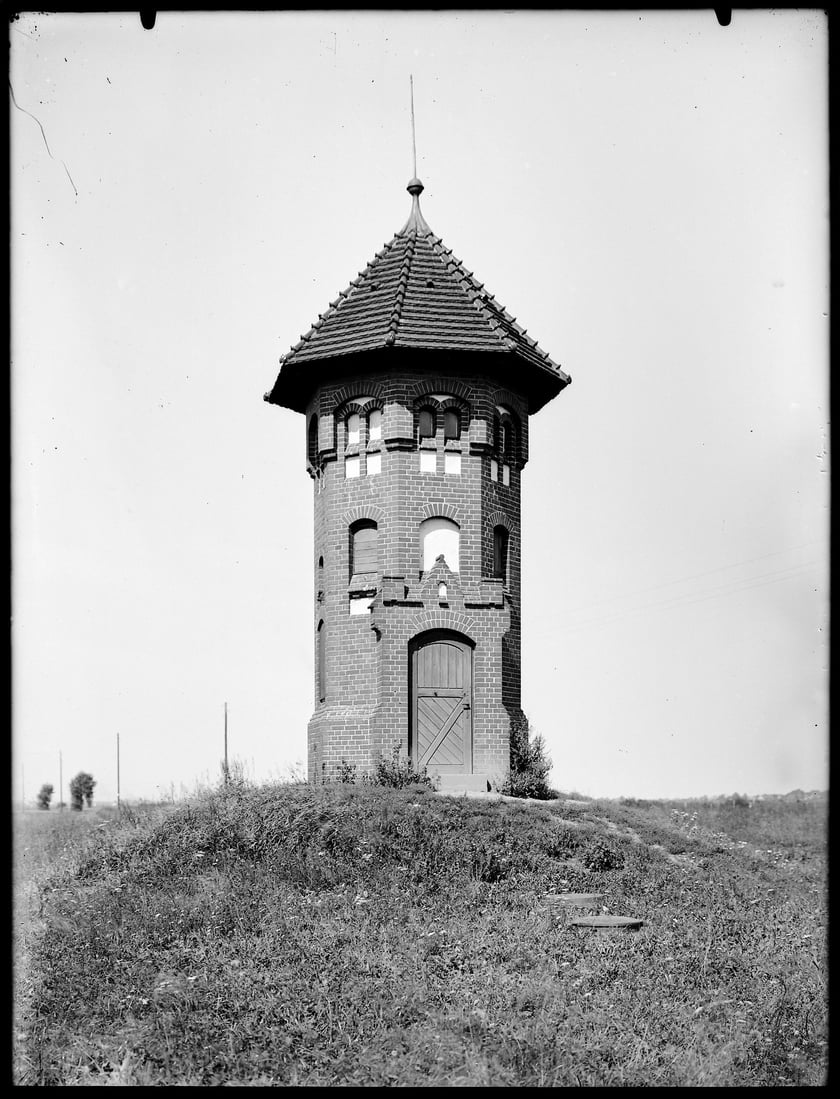 <p><span style="color: #080809; font-family: 'Segoe UI Historic', 'Segoe UI', Helvetica, Arial, sans-serif; font-size: 15px;">Jedna ze zrealizowanych wież odpowietrzających na Świątnikach, lata 20. XX w.</span></p>