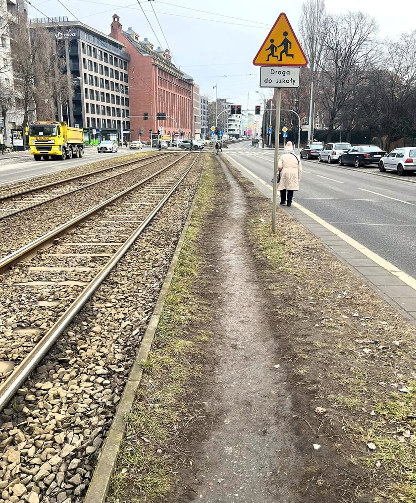 W miejscu wydeptanej ścieżki, którą mieszkańcy skracają sobie drogę z przystanku na ul. Świętokrzyską, być może powstanie pełnoprawny chodnik