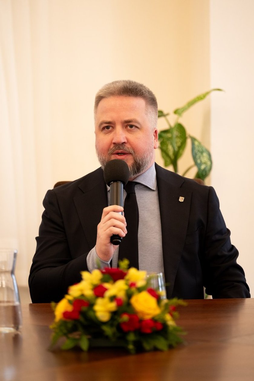 <p>Konferencja w gabinecie prezydenta Jacka Sutryka poświęcona rozwojowi branży gastronomicznej we Wrocławiu &ndash; na zdjęciu Radosław Michalski</p>