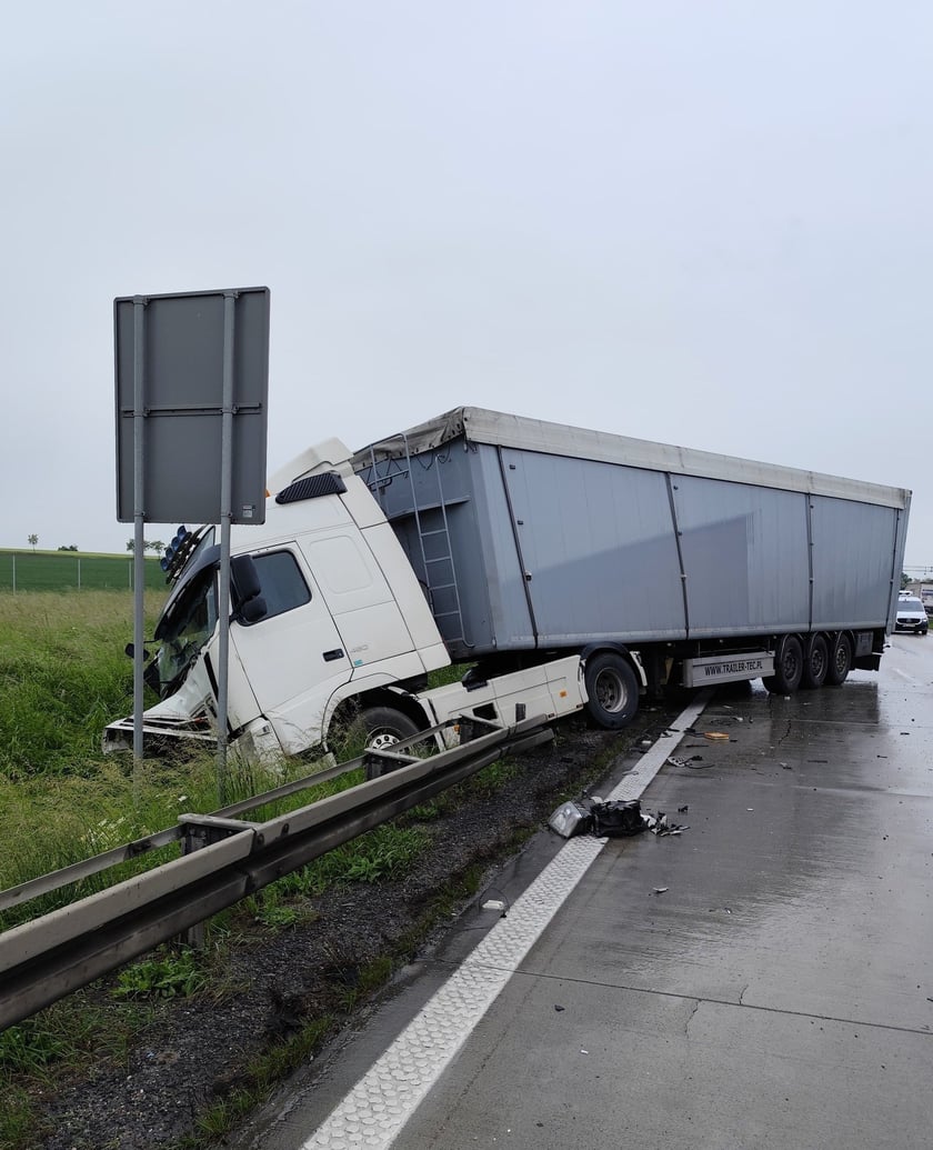 <p>Zdjęcie z wypadku na A4, dzięki uprzejmości strony Dolnośląskie Alarmowo (Facebook: Dolnosląskie Alarmowo)</p>
