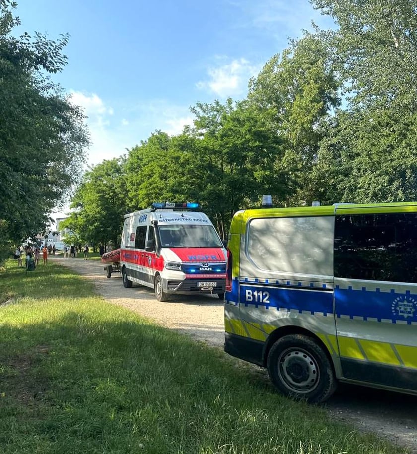 <p>Dziewczyna wpadła do wody w ramach koleżeńskiego żartu, niestety, podtopiła się</p>