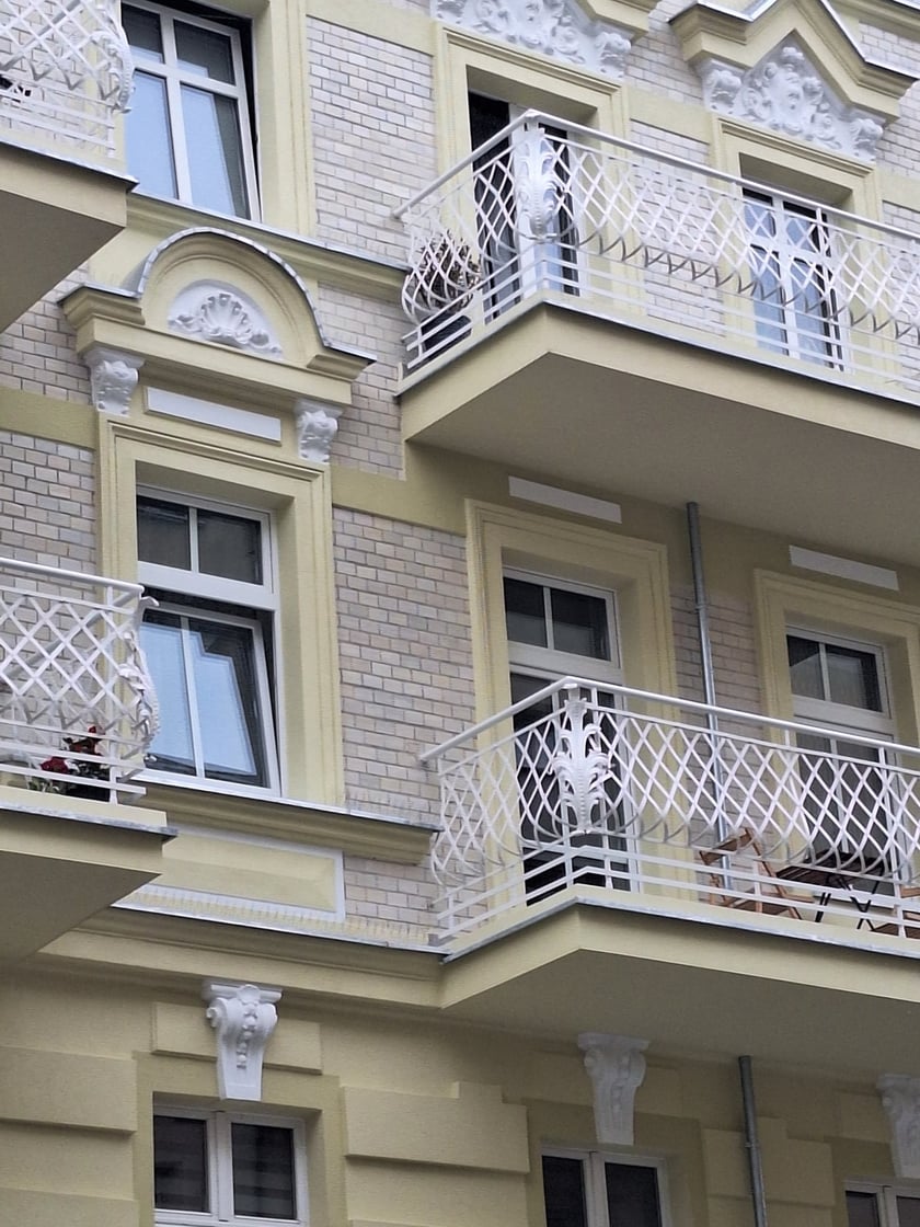 <p>Białe balkony pięknie koresponudją z jasną cegłą</p>