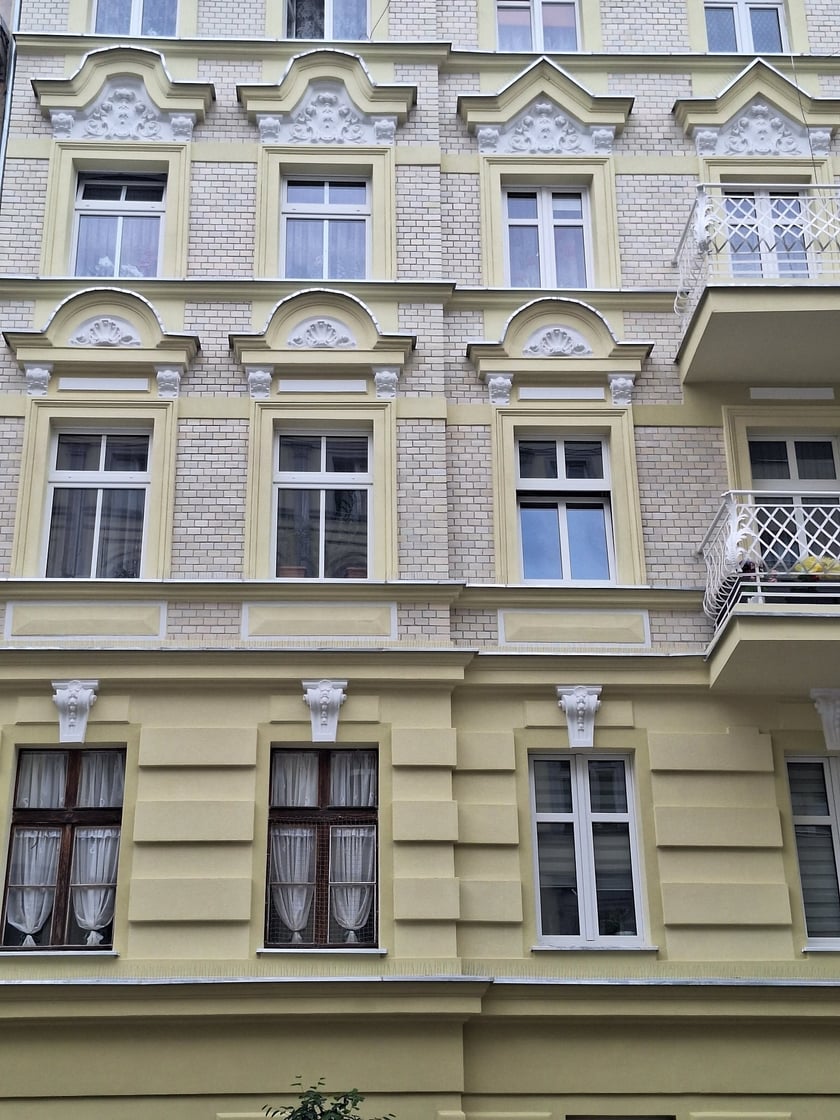 <p>Biel pokreśla odtworzone pieczołowicie detale architektoniczne</p>