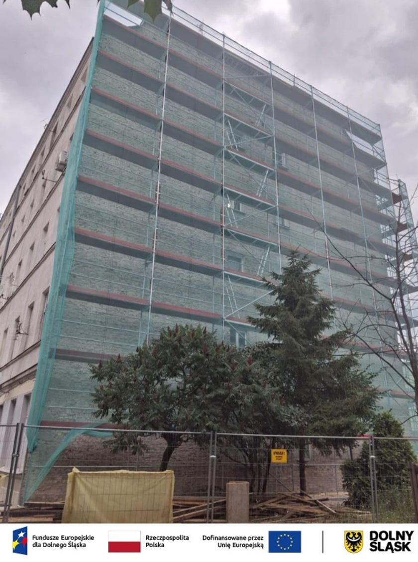 <p>W kamienicy docieplana jest elewacja, remontowany dach i ocieplane stropy</p>