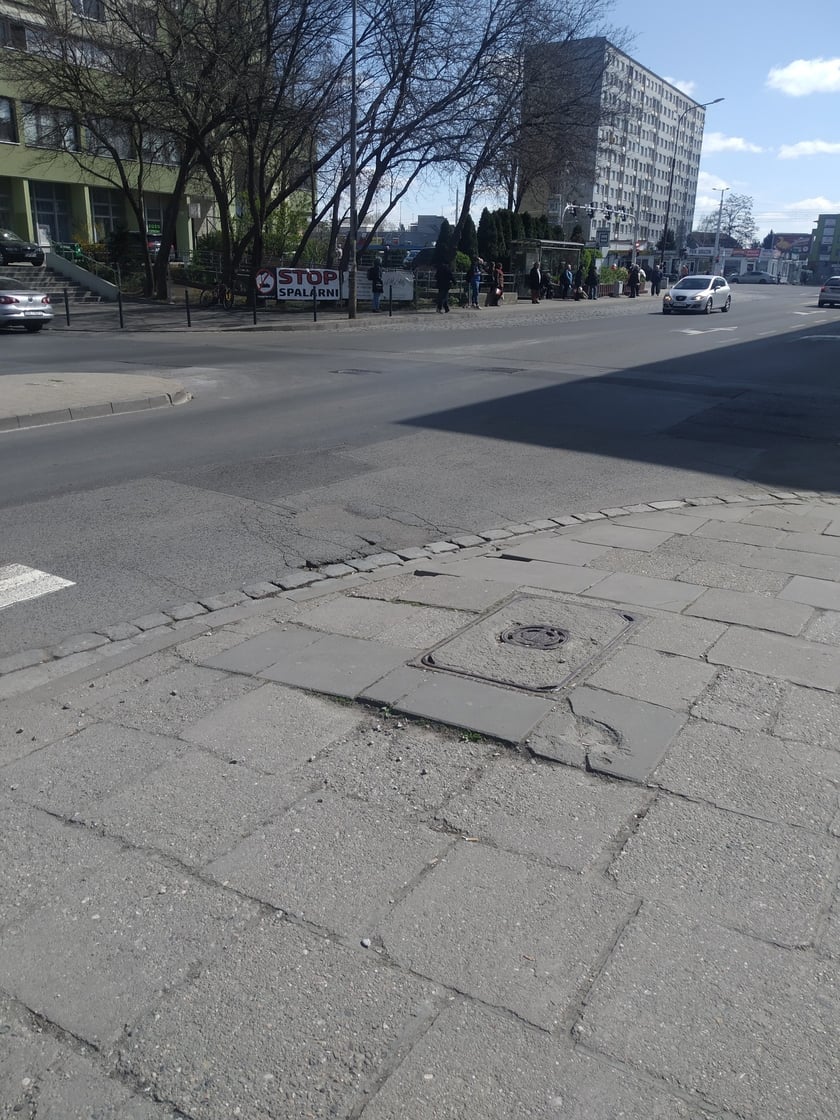 Chodnik na ul. Gubińskiej we Wrocławiu przed rozpoczęciem prac remontowych - sierpień 2025 r.