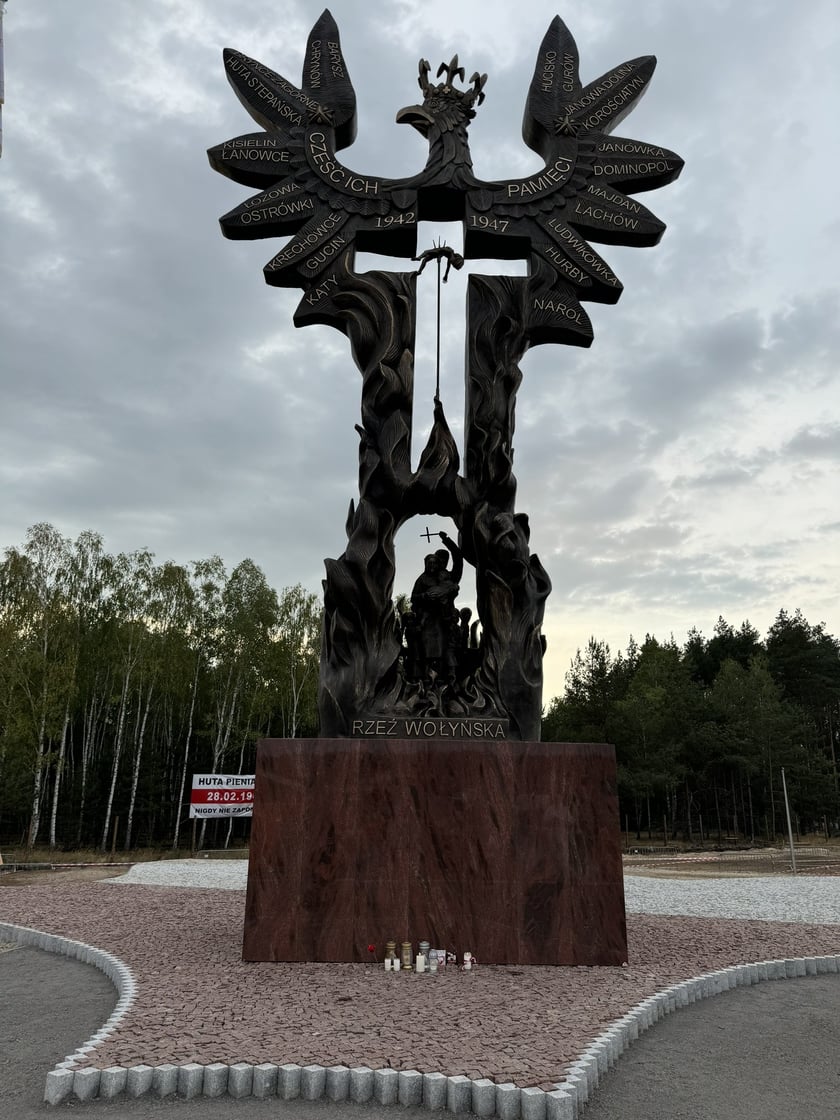 <p>Pomnik "Rzeź Wołyńska" w Domostawie także padł ofiarą podejrzanego o szpiegostwo nastolatka</p>