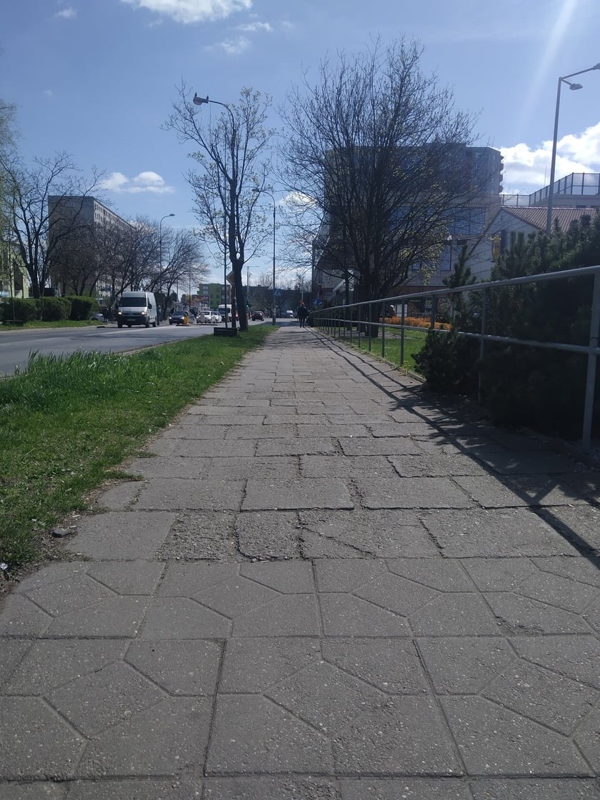 <p>Chodnik przy Gubińskiej.</p>