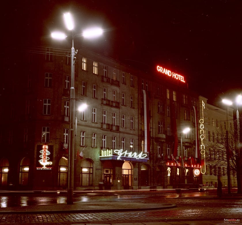<p>Neon hotelu Grand przy ul. Piłsudskiego i bardzo fantazyjna informacja o dancingu w tle</p>