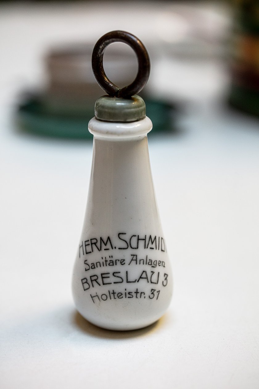 <p>Ceramiczna końc&oacute;wka do spłuczki, do g&oacute;rnopłuku - ciężka i ładnie wykończona</p>