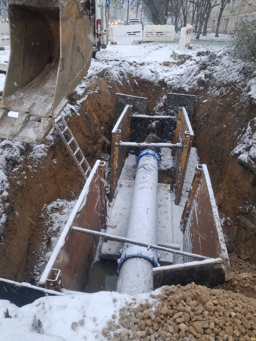 Na skrzyżowaniu ulic Gajowickiej i Sztabowej nowy fragment magistrali został już zainstalowany.