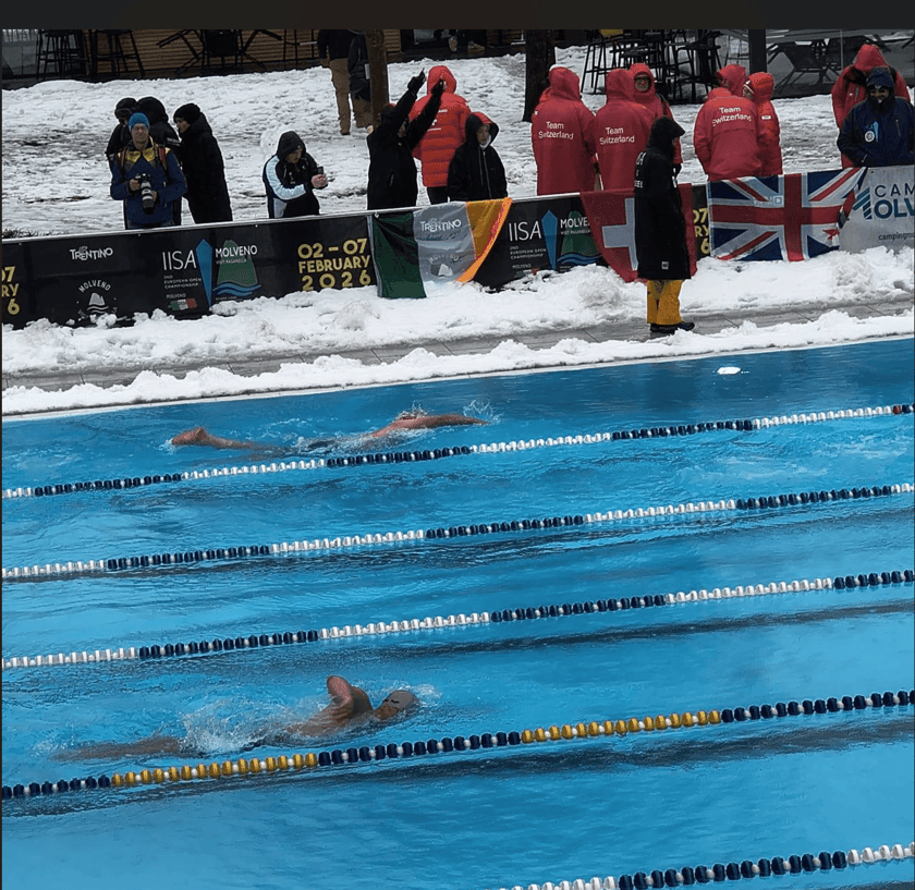 Mateusz Pawlica w czepku płynie jednym z torów na basenie w  Molveno