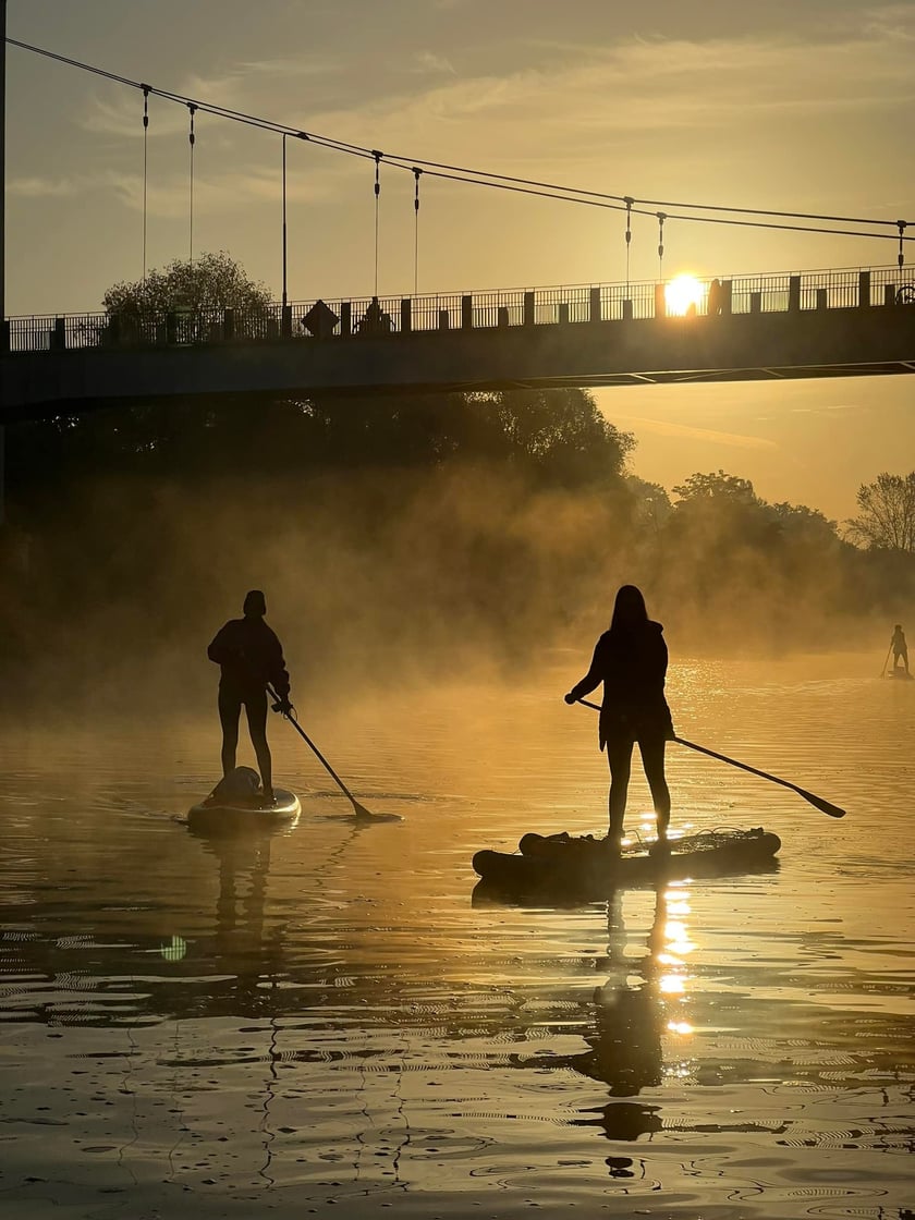 <p>Wsch&oacute;d słońska nad Odrą obserwowany z desku SUP, zdjęcie archiwalne</p>