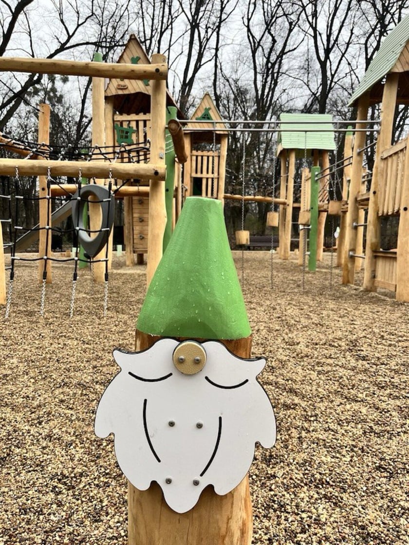 <p>Plac zabaw "Osada krasnali" w Parku Południowym</p>