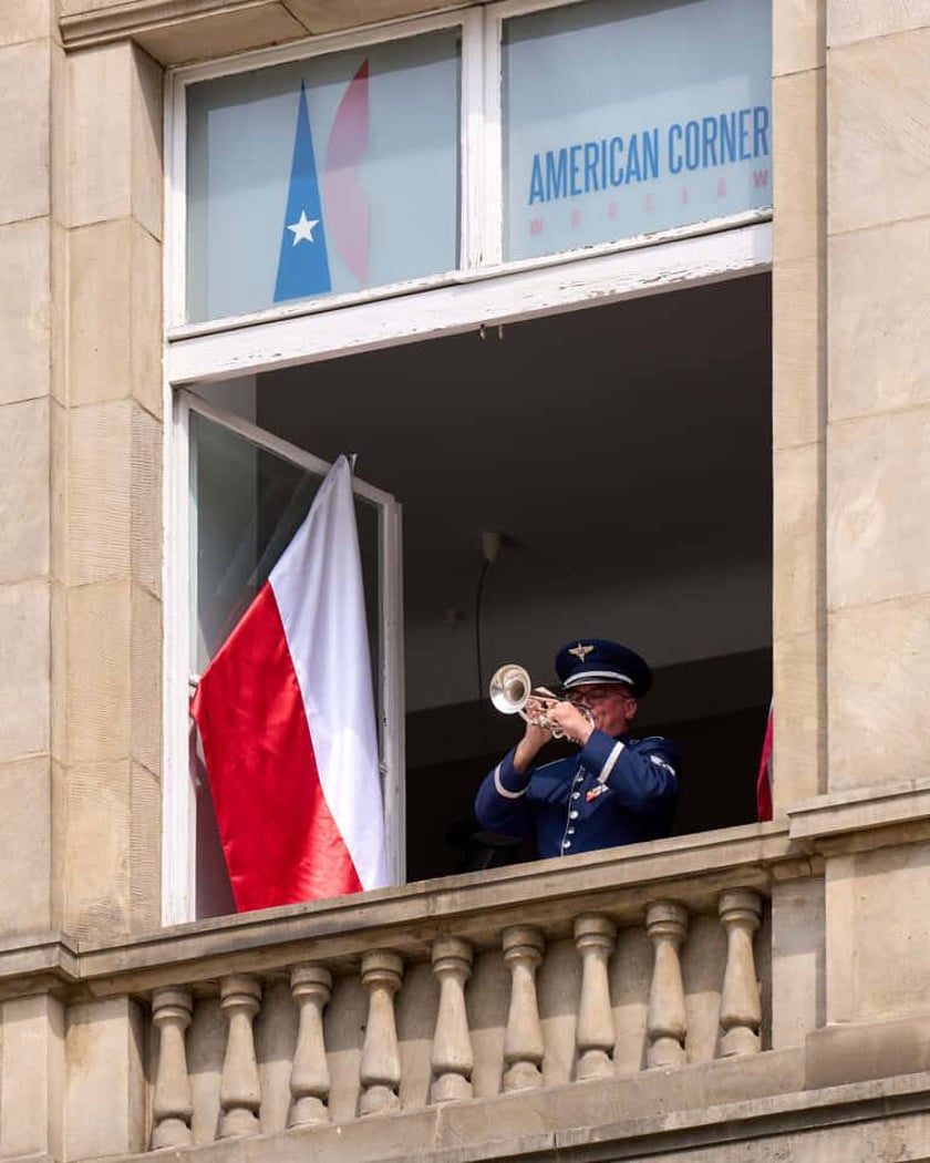 Powiększ obraz: <p>Na zdjęciach hejnał Wrocławia grany przez sierżanta Nicka Del Villano z okna&nbsp;Dolnośląskiej Biblioteki Publicznej w Rynku</p>