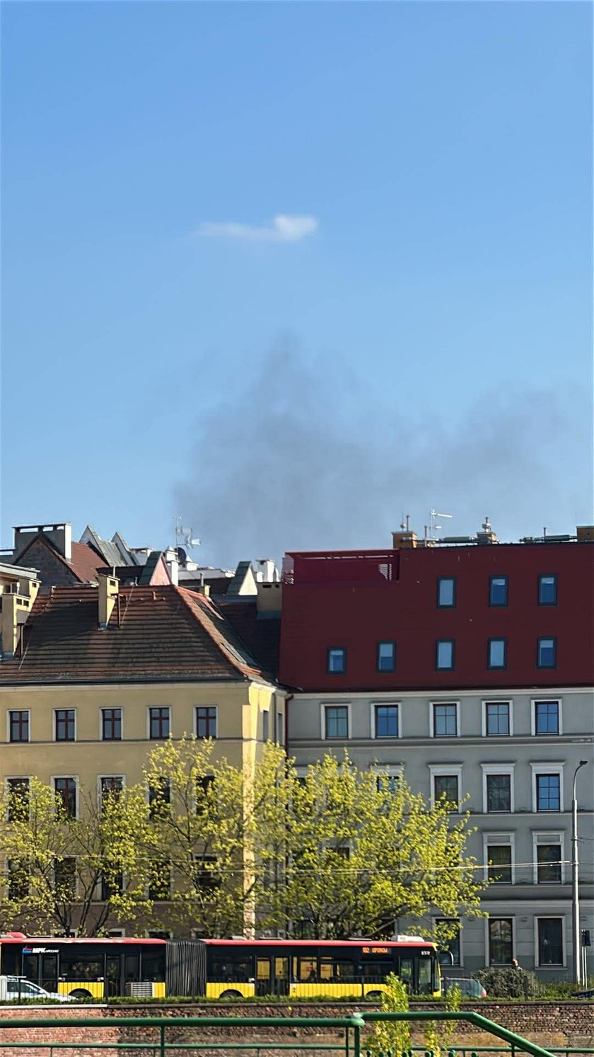 Powiększ obraz: <p>Słup dymu widziany z Most&oacute;w Pomorskich, 17.04.2026</p>