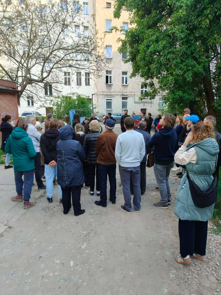 Powiększ obraz: <p>konsultacje społeczne na podw&oacute;rku</p>