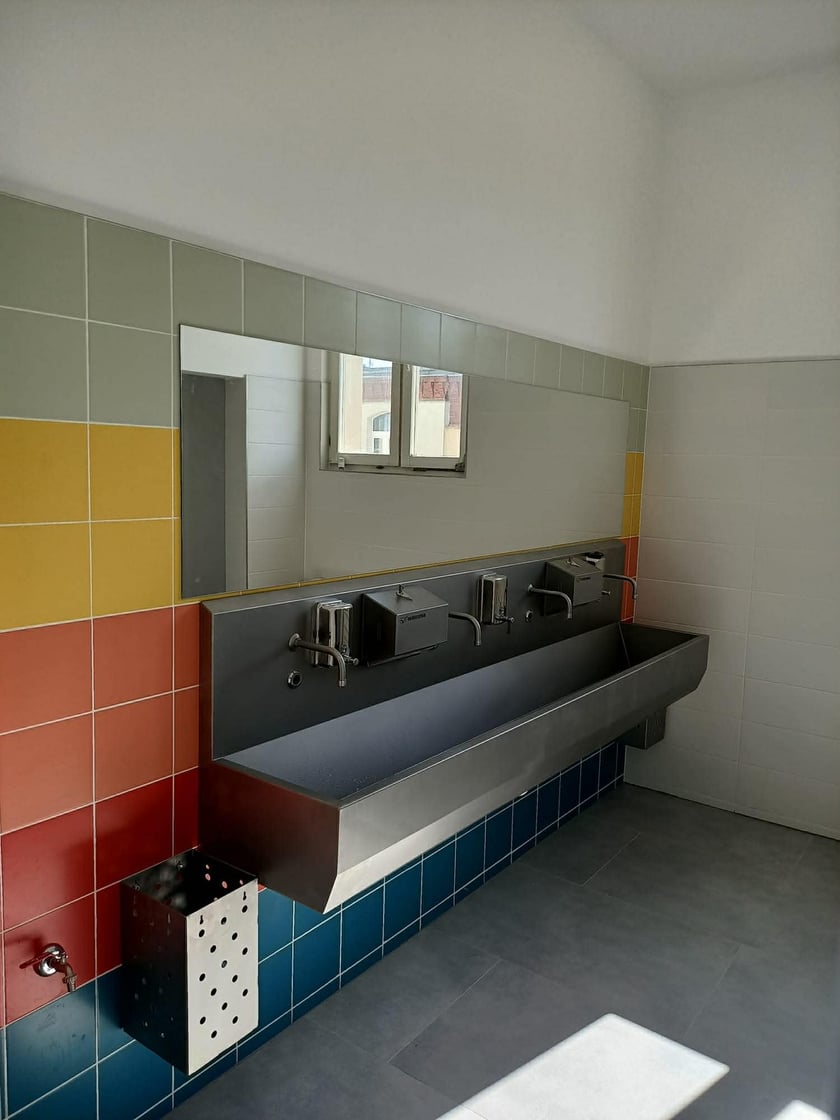Powiększ obraz: <p>nowe sanitariaty w SP2</p>