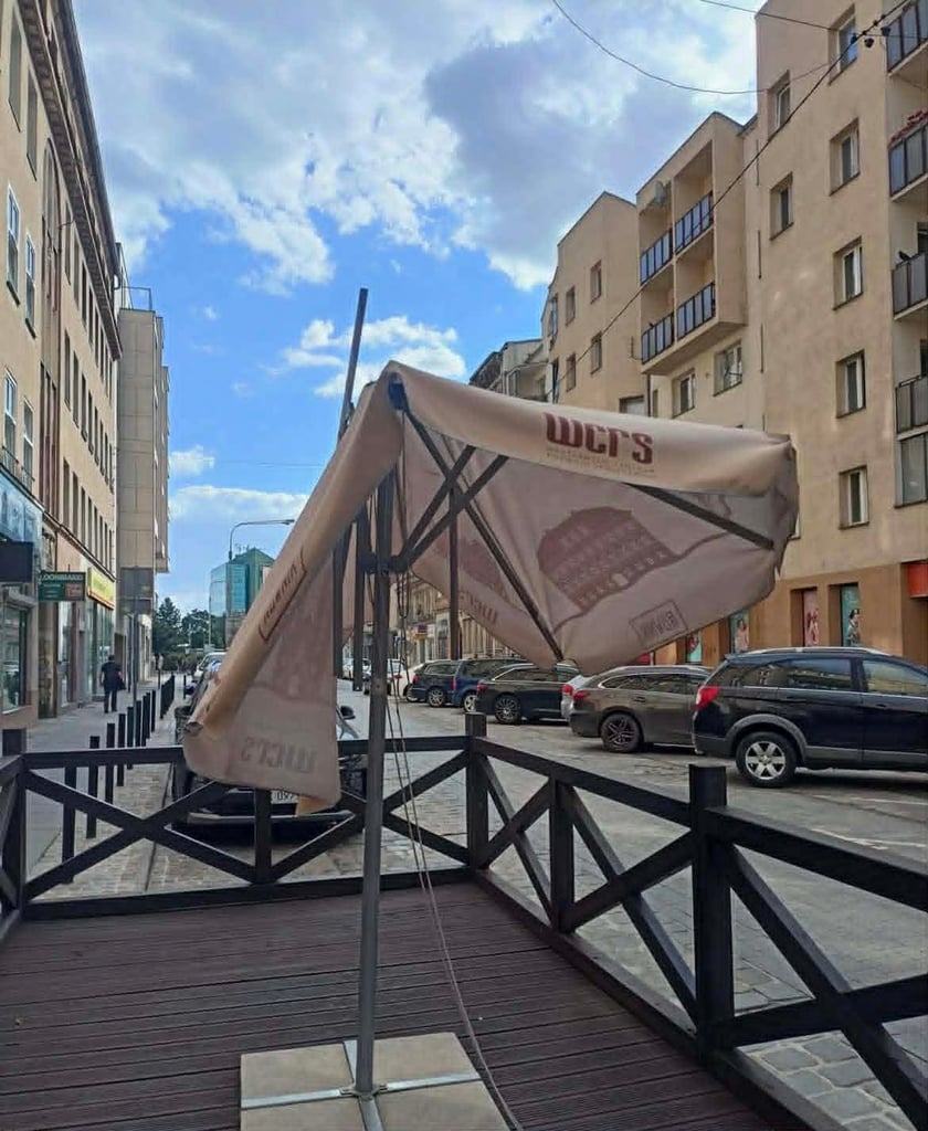 Powiększ obraz: <p>zniszczony parasol z Cafe R&oacute;wnik</p>