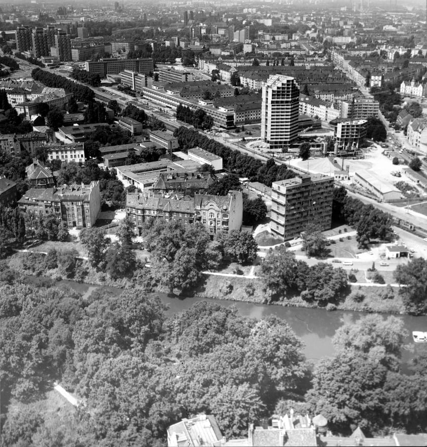 Powiększ obraz: Wrocław z lotu ptaka, akademiki Kredka i Ołówek w budowie, 1983 r.