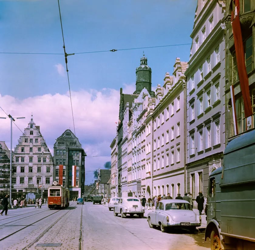 Powiększ obraz: Północna strona Rynku, widok w kierunku zachodnim, 1960