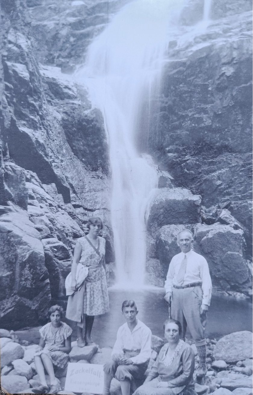 Powiększ obraz: Frida i Adolf Steinowie z dziećmi na wycieczce przy wodospadzie Kamieńczyk, lata 30. XX wieku