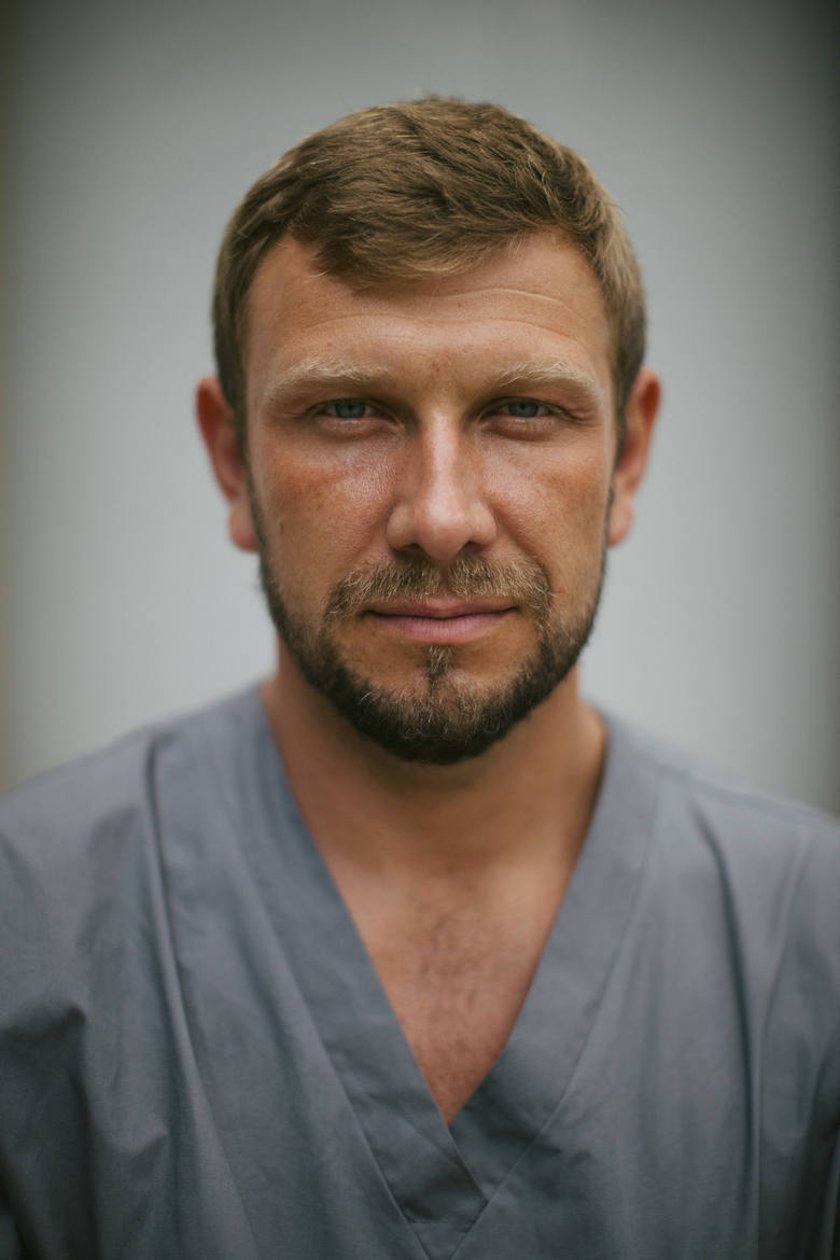 Powiększ obraz: Adam Ragiel, balsamista ciał, technik-instruktor balsamacji zwłok, specjalista tanatokosmetologii