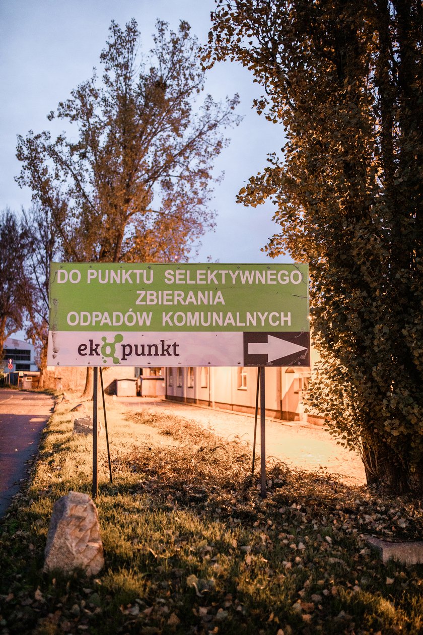 Powiększ obraz: Tablica kierująca do PSZOK