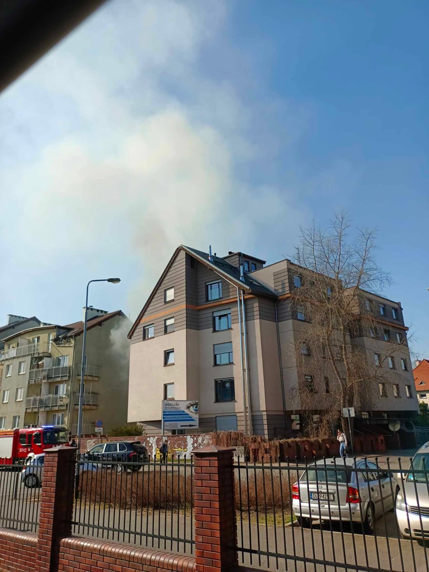 Nad budynkami unosił się dym, na miejsce dotarli strażacy i policjanci