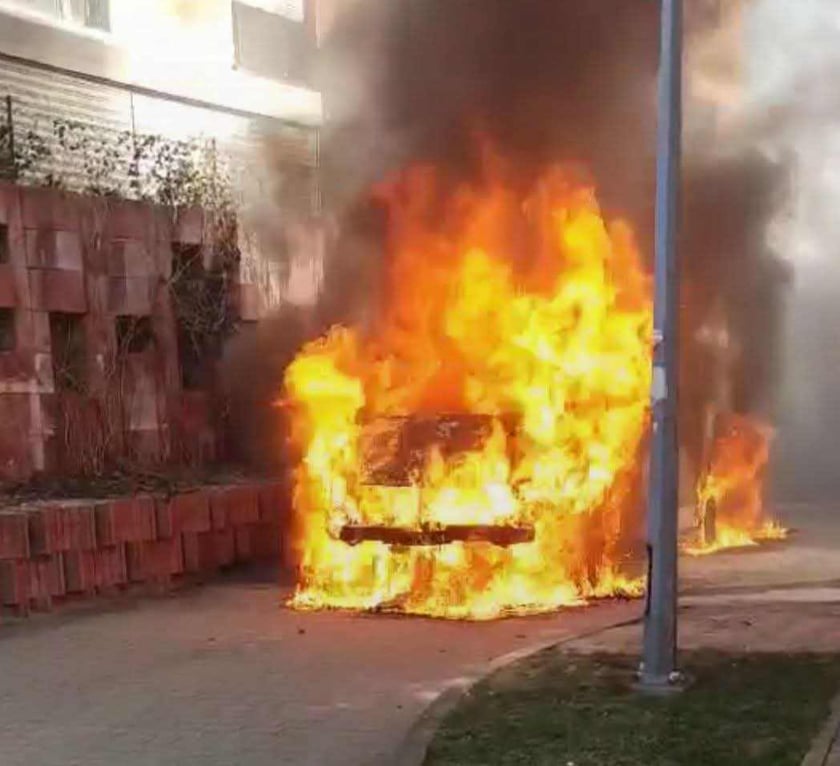 Spłonął samoch&oacute;d typu bus