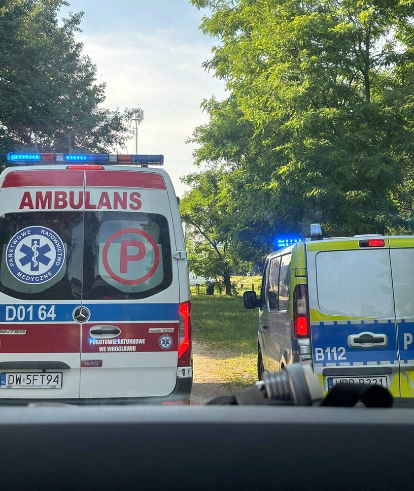 Powiększ obraz: <p>Ostatecznie poszkodowaną zabrał do szpitala ZRM</p>