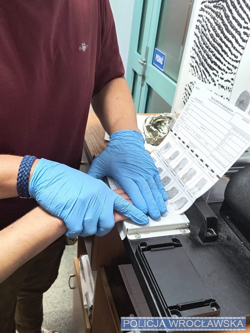 Powiększ obraz: <p>Młody mężczyzna dopuszczał się akt&oacute;w wandalizmu, bezczeszcząc polskie miejsca pamięci</p>