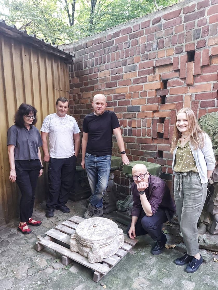 Powiększ obraz: od lewej: Jolanta Gromadzka, z-ca dyrektora MA ds. kolekcji, Adam Marecik i Alan Weiss z inicjatywy Spod ziemi patrzy Breslau, Michał Duda, dyrektor MA, oraz Agata Kaczmarek, kierowniczka Działu Architektury Średniowiecznej i Nowożytnej w MA.