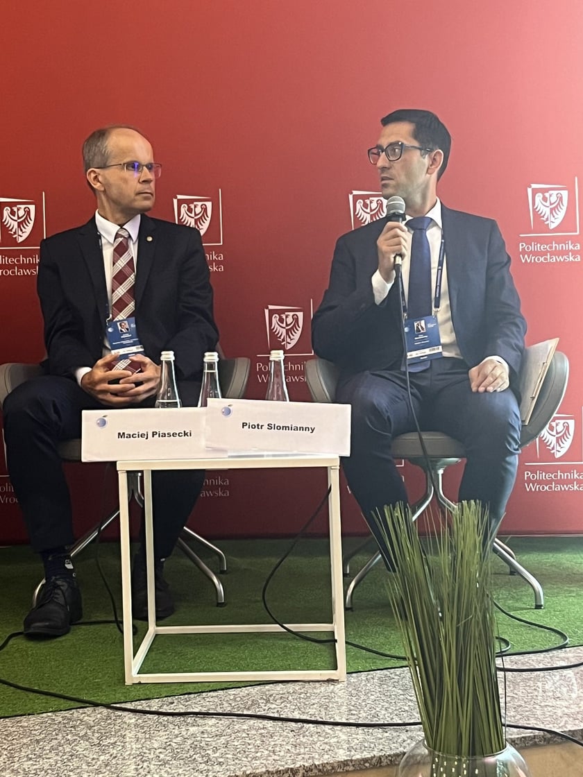 Powiększ obraz: <p>Susza, powódź i sztuczna inteligencja. O tym mówili przedstawiciele MPWiK na Forum Ekonomicznym</p>