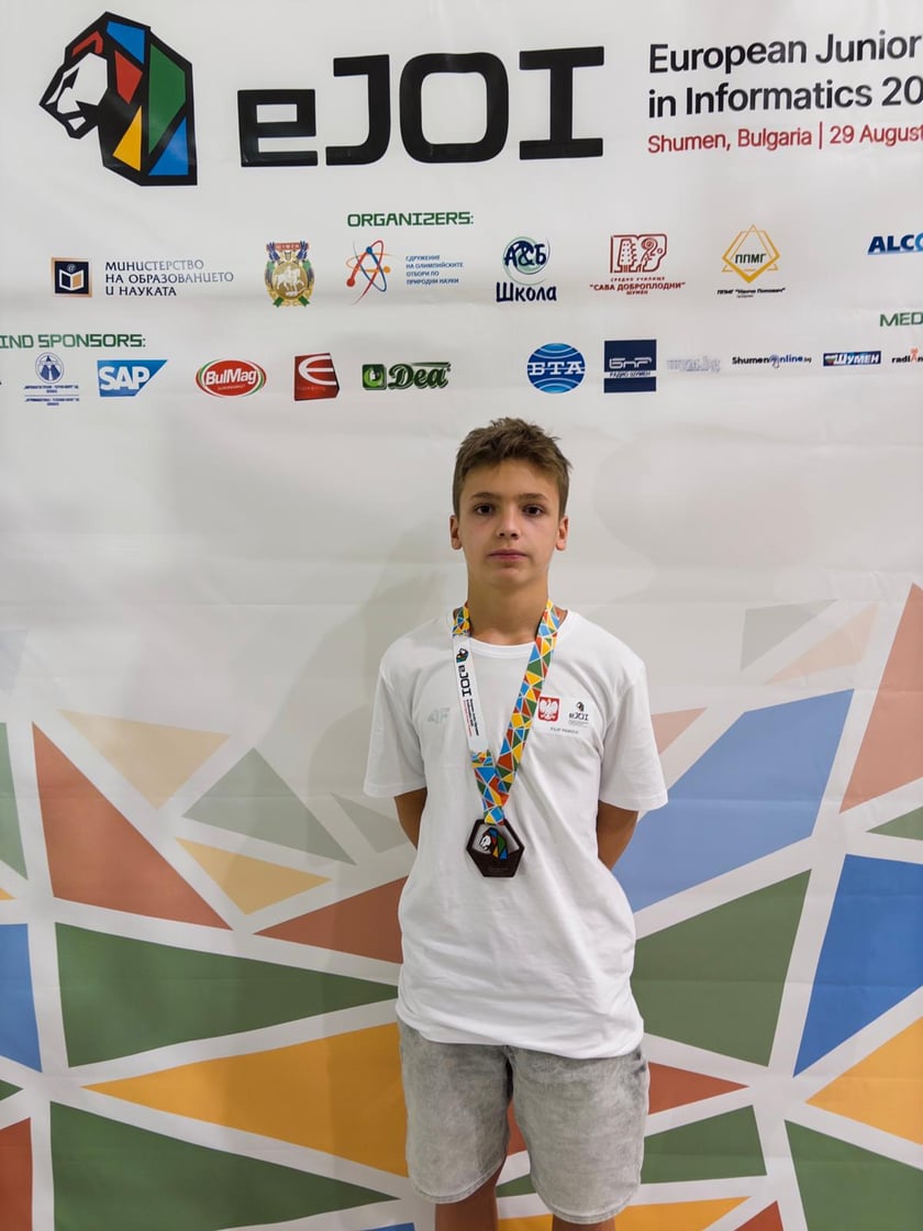 Powiększ obraz: Filip Pawicki z medalem olimpiady