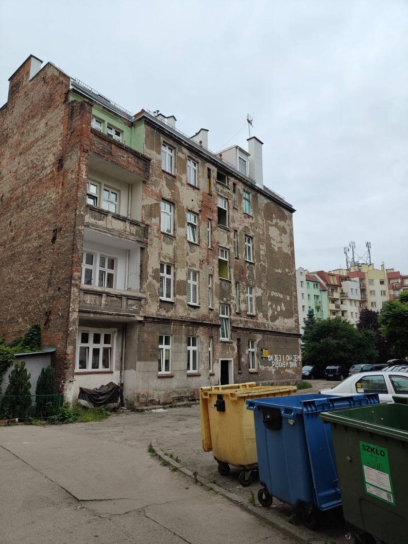 Powiększ obraz: <p>Podwórko przeznaczone do remontu - Wrocławskie Mieszkania zapraszaja na konsultacje</p>