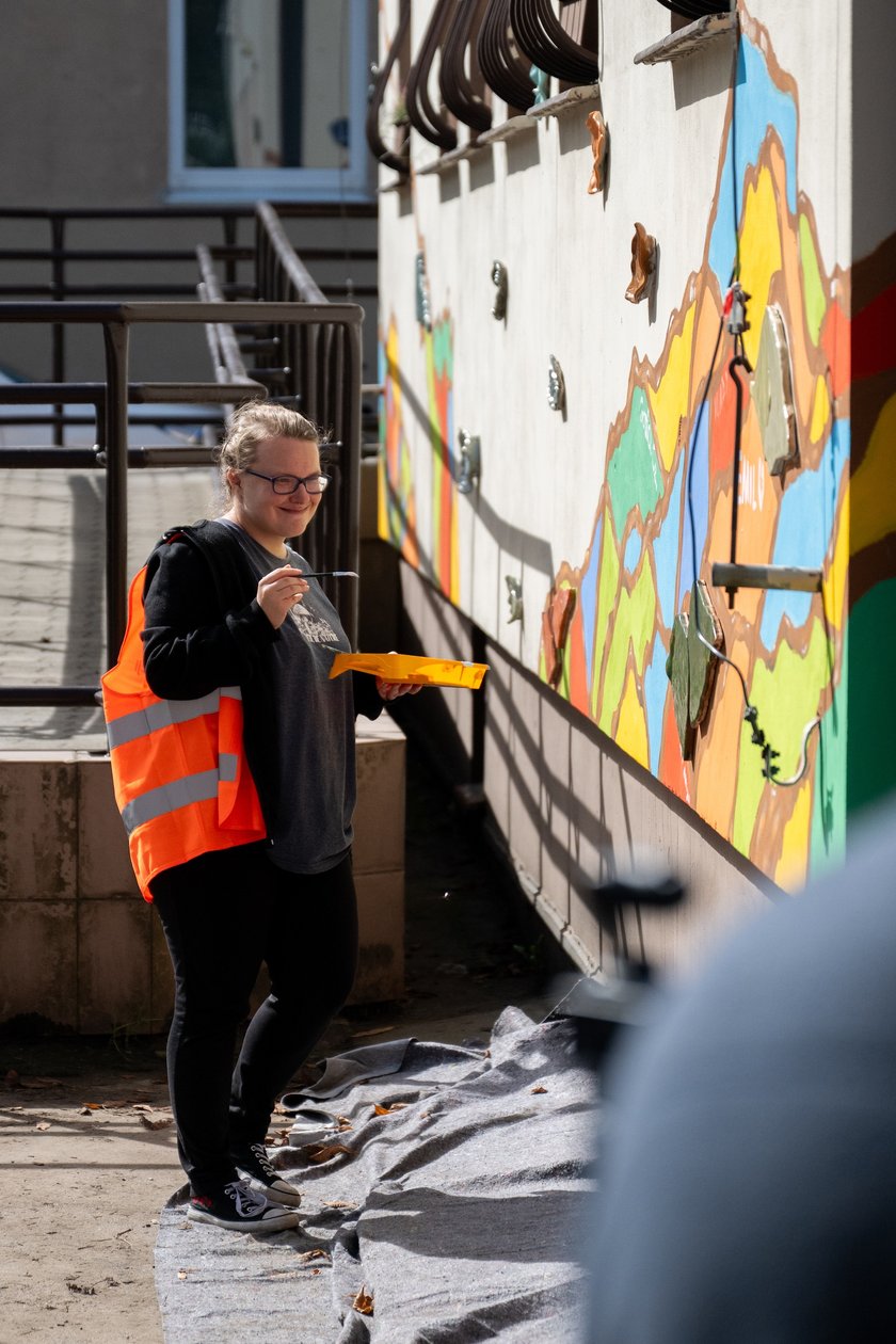 Powiększ obraz: <p>Uczestnicy spotkania, podczas kt&oacute;rego malowano mural solidarności</p>