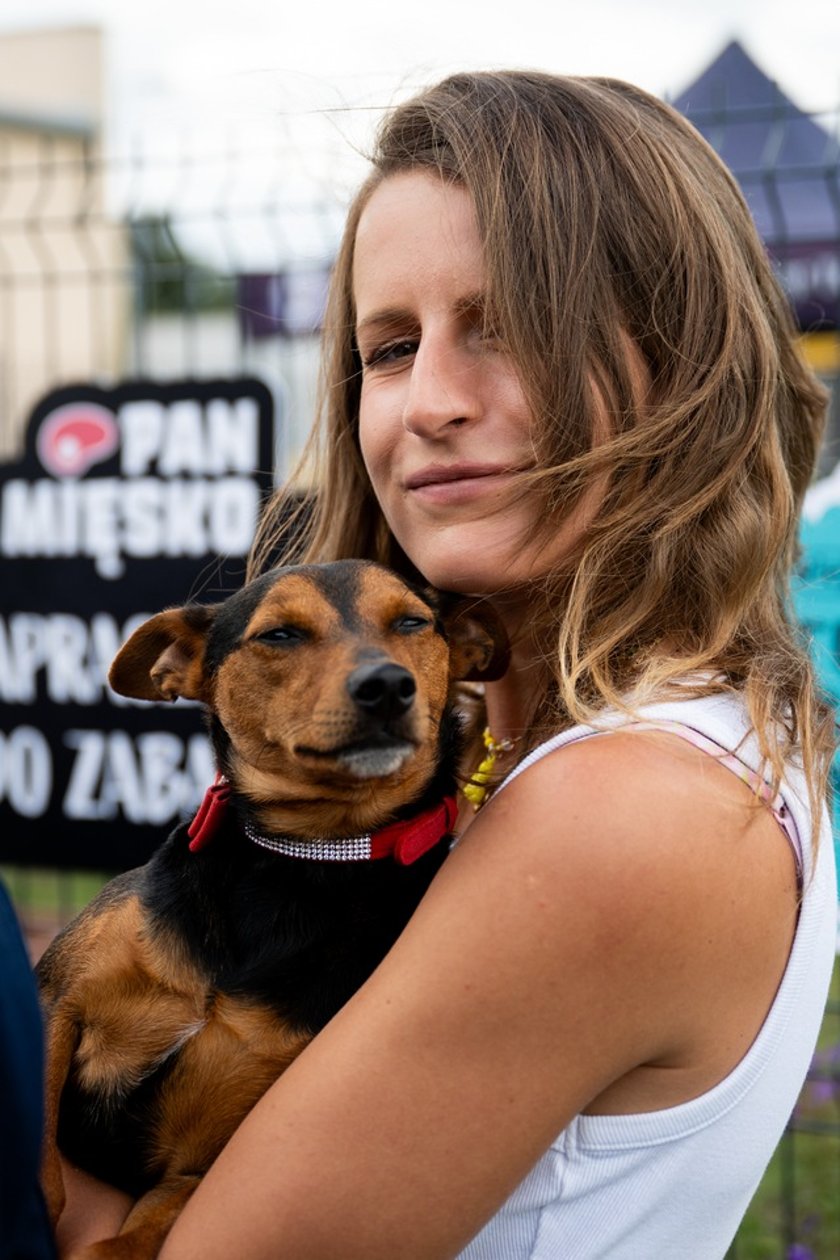 Powiększ obraz: <p>TOZ Schronisko dla Bezdomnych Zwierząt – otwarcie trzech nowych wybiegów – na zdjęciu Aleksandra Cukier, dyrektorka TOZ i podopieczny schroniska</p>