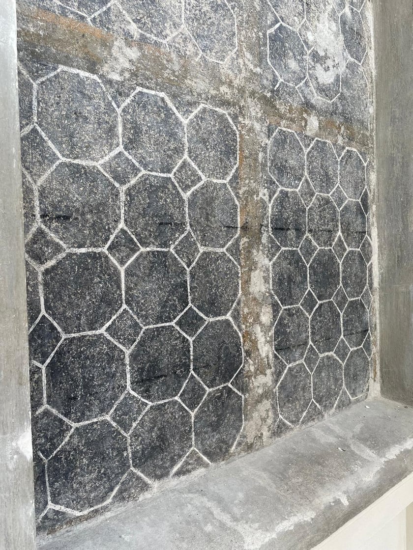 Powiększ obraz: <p>Iluzja okna przypomina tzw. gomółki czyli geometryczne szybki połączone ołowiem, które w całości wstawiano w stolarkę okienną - tu w trakcie konserwacji</p>