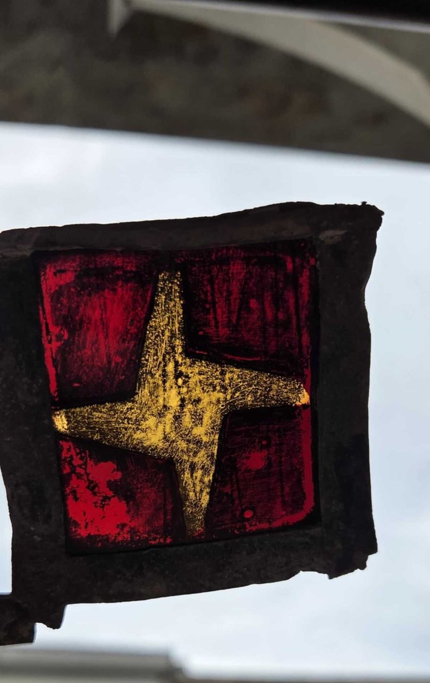 Fragmenty kościelnych witraży odnalezione na Sępolnie.