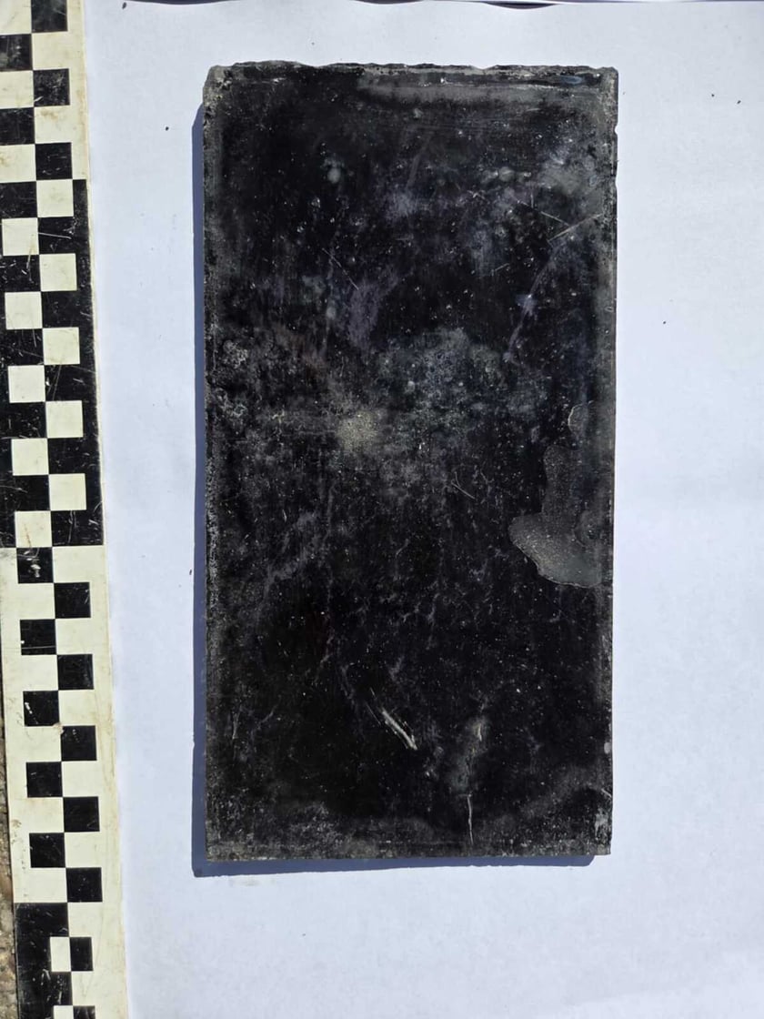 Fragmenty kościelnych witraży odnalezione na Sępolnie.