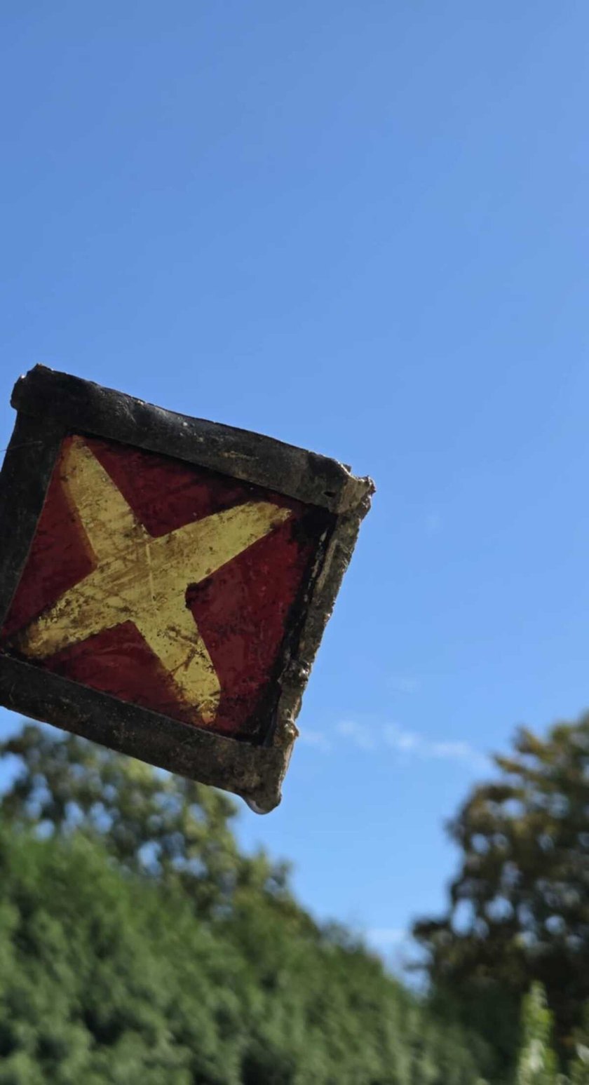 Fragmenty kościelnych witraży odnalezione na Sępolnie.