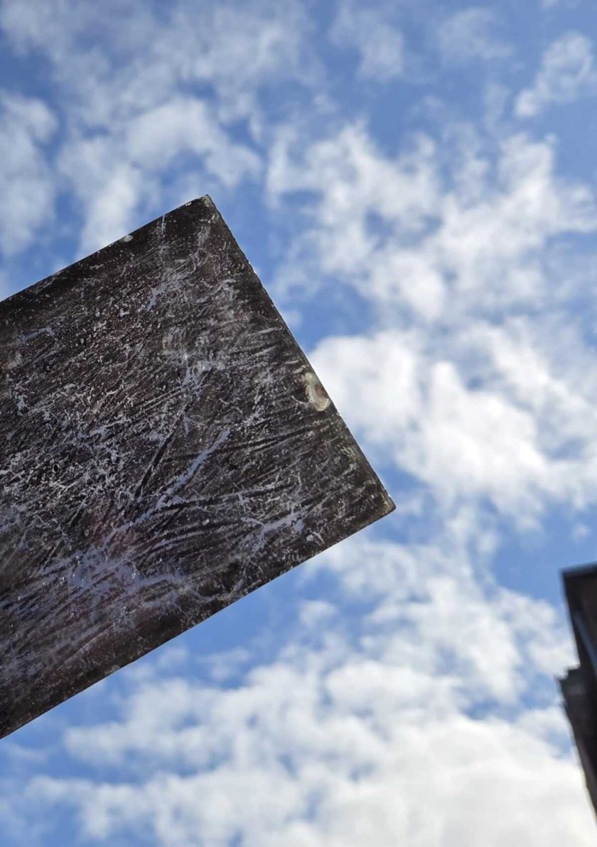 Fragmenty kościelnych witraży odnalezione na Sępolnie.