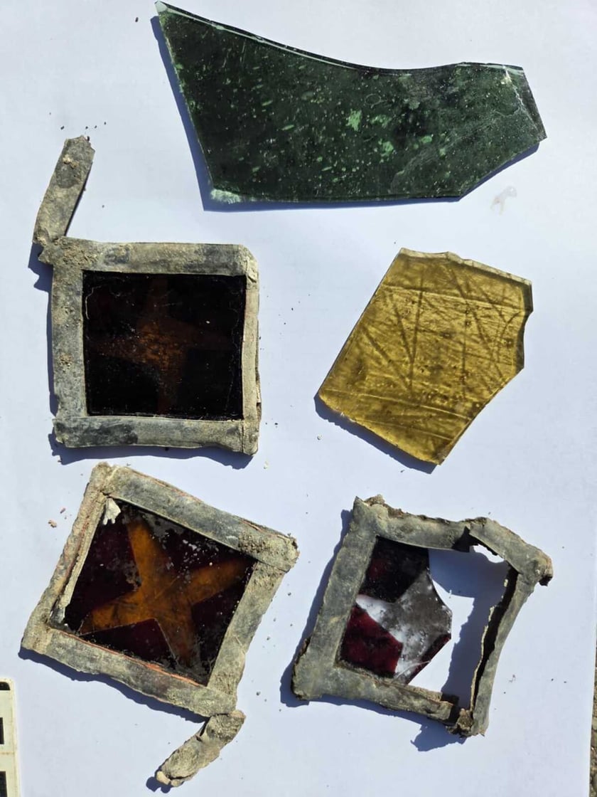 Fragmenty kościelnych witraży odnalezione na Sępolnie.