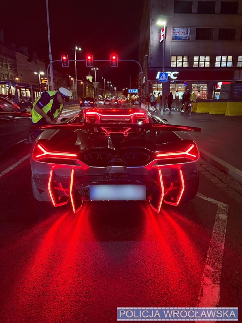 Samochody, kt&oacute;re zostały skontrolowane pod kątem nadmiernego hałasu - policja zatrzymała 17 dowod&oacute;w rejestracyjnych