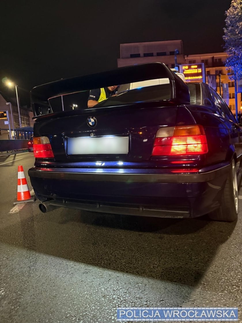 Samochody, kt&oacute;re zostały skontrolowane pod kątem nadmiernego hałasu - policja zatrzymała 17 dowod&oacute;w rejestracyjnych
